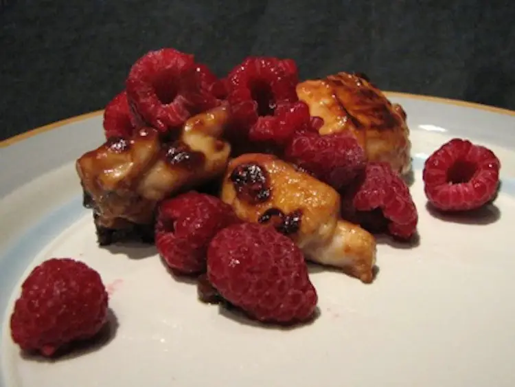 pollo con frambuesas